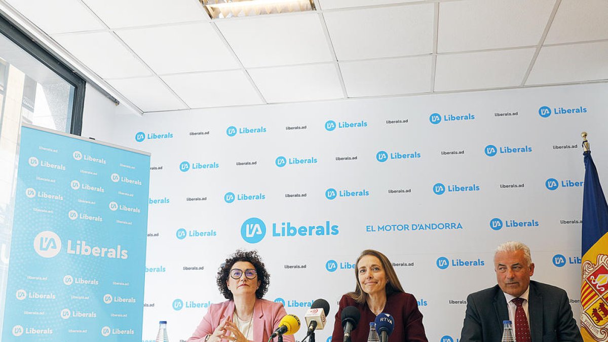 Pallarés, Lafoz i Cabanes en la roda de premsa celebrada ahir.