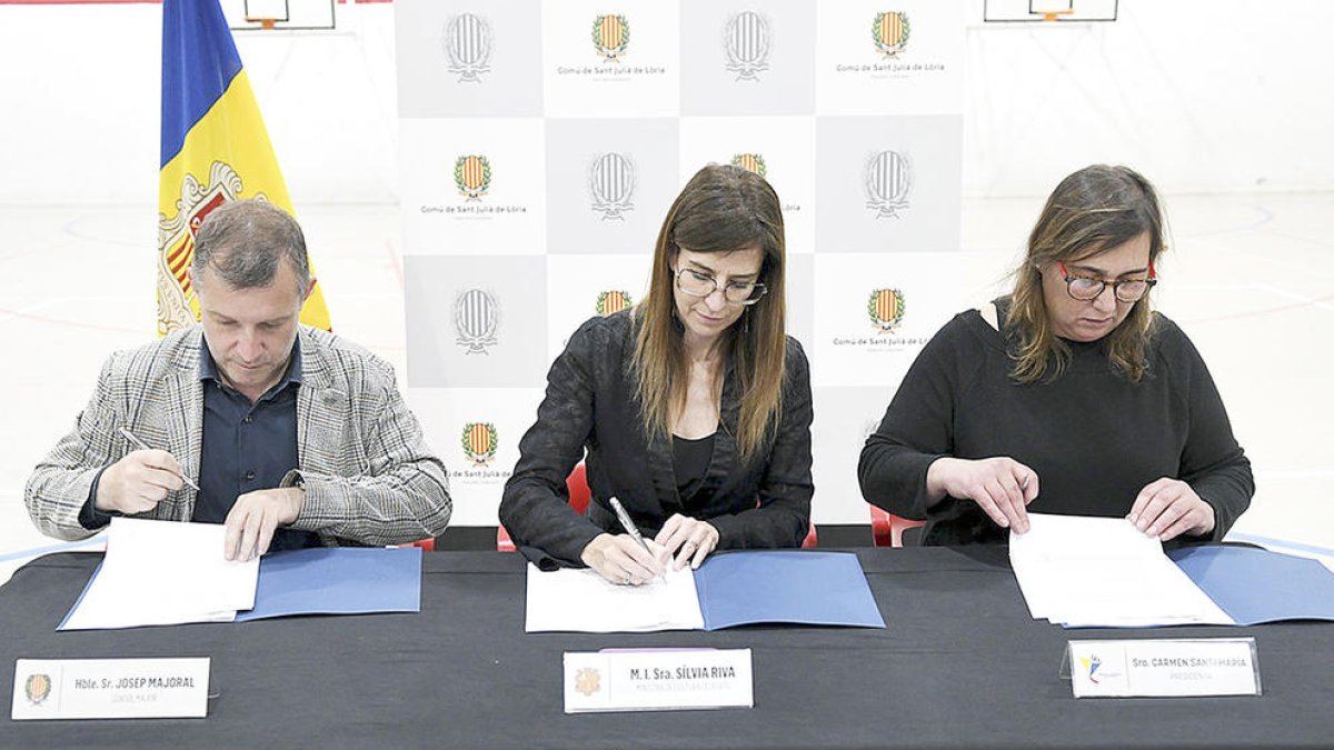 Acte de signatura del conveni a tres bandes, ahir.