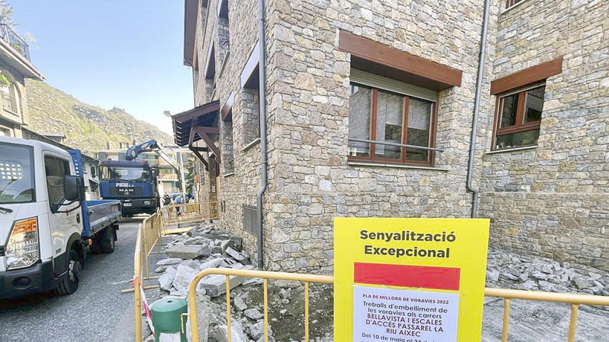 Obres a la passarel·la d'accés del carrer Riu Aixec.