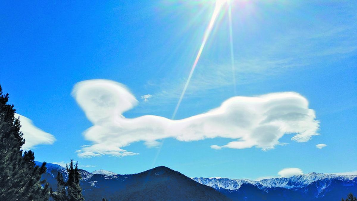 Núvols del tipus altocúmul lenticular.