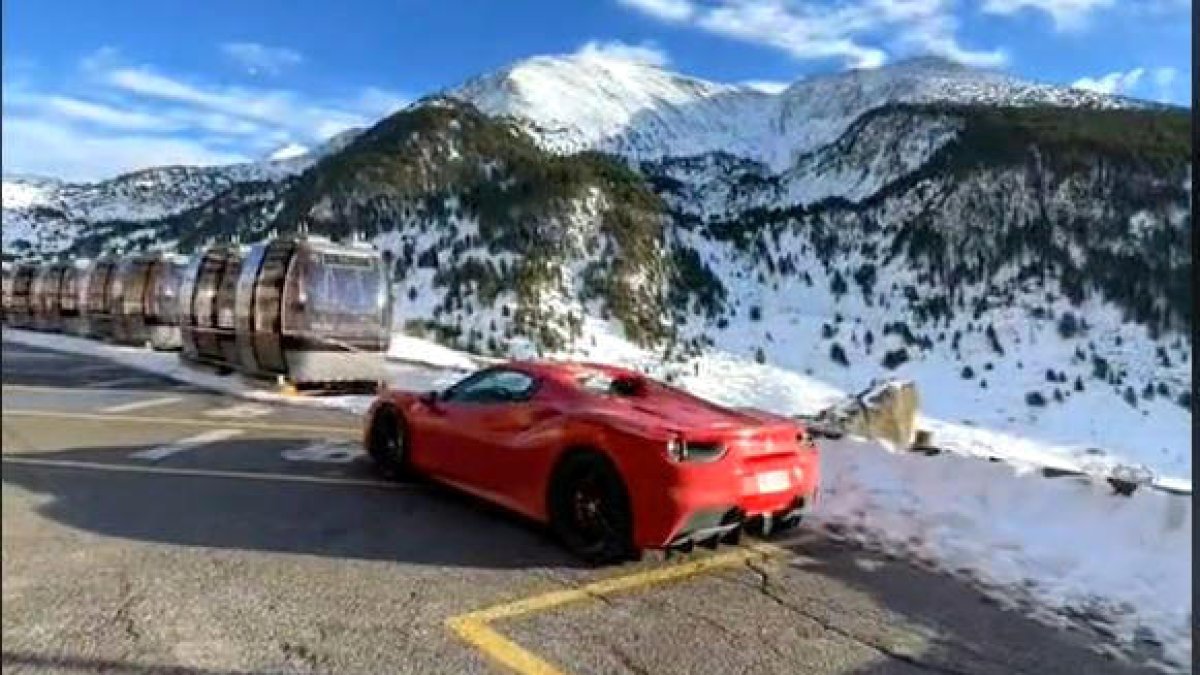 El vídeo del Ferrari penjat a TikTok.