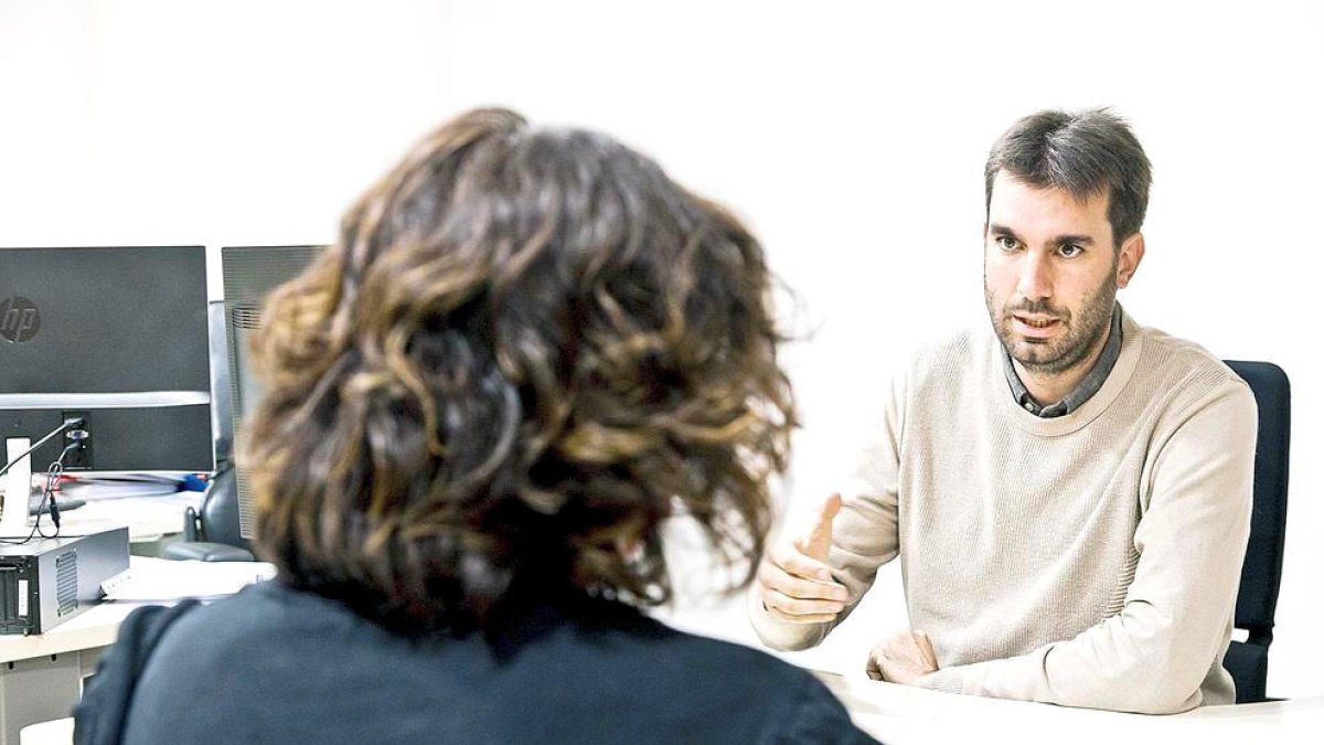 Guillem Forné reunit amb una ciutadana.