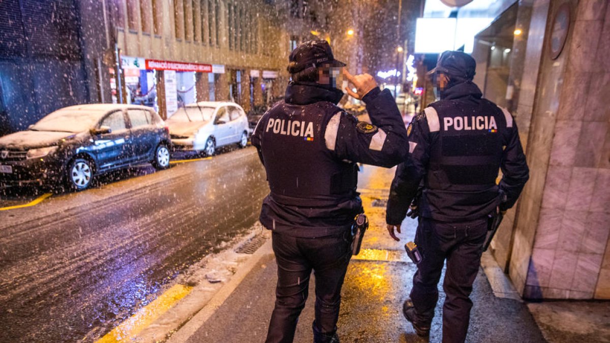 Dos agents policials.