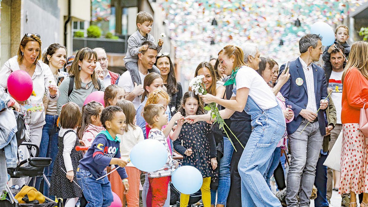 Un grup de nens celebrant l'inici de la Festa de la primavera d'Andorra la Vella.