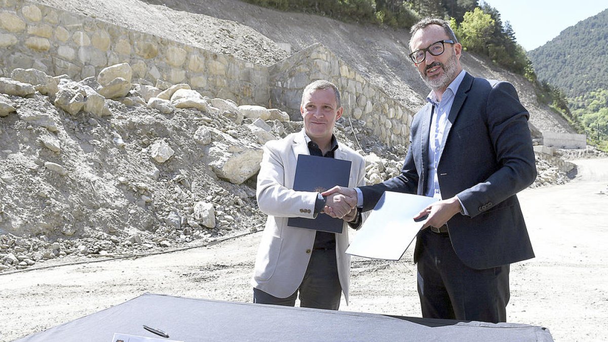 El ministre Filloy i el cònsol major lauredià, Josep Majoral, signant l'acord.