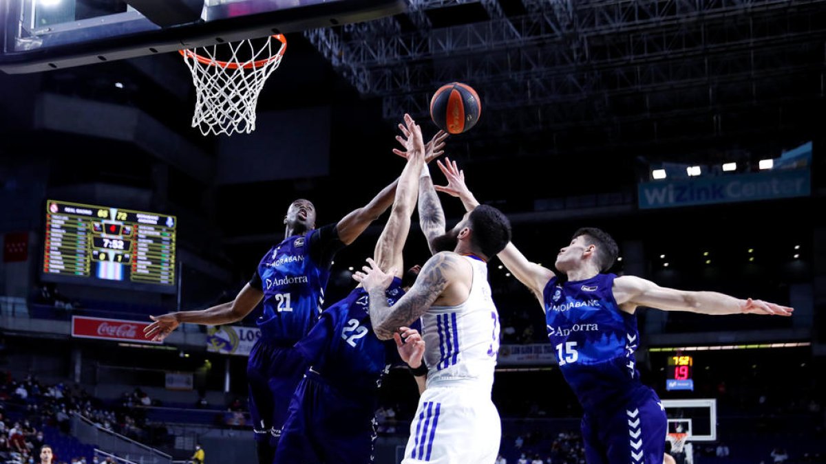 Moussa Diagne lluitant per un rebot diumenge a Madrid.