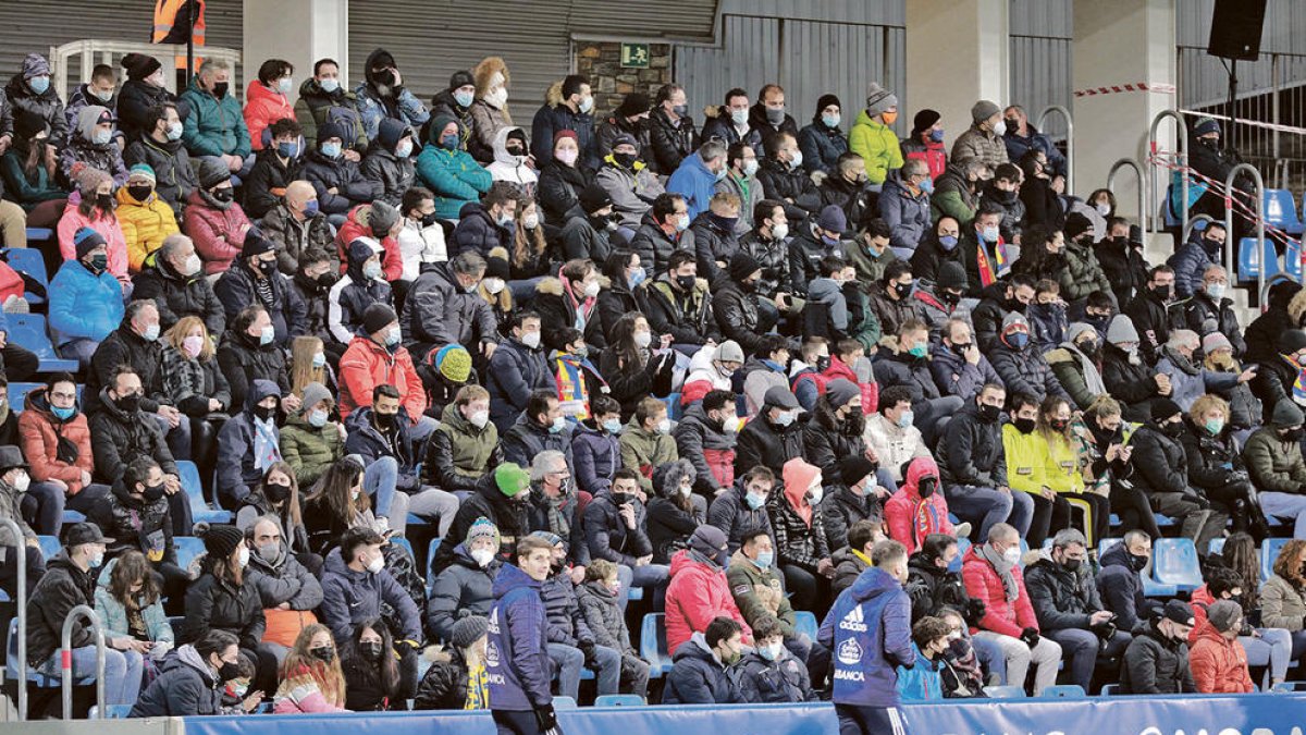 Aficionats a l'Estadi Nacional.