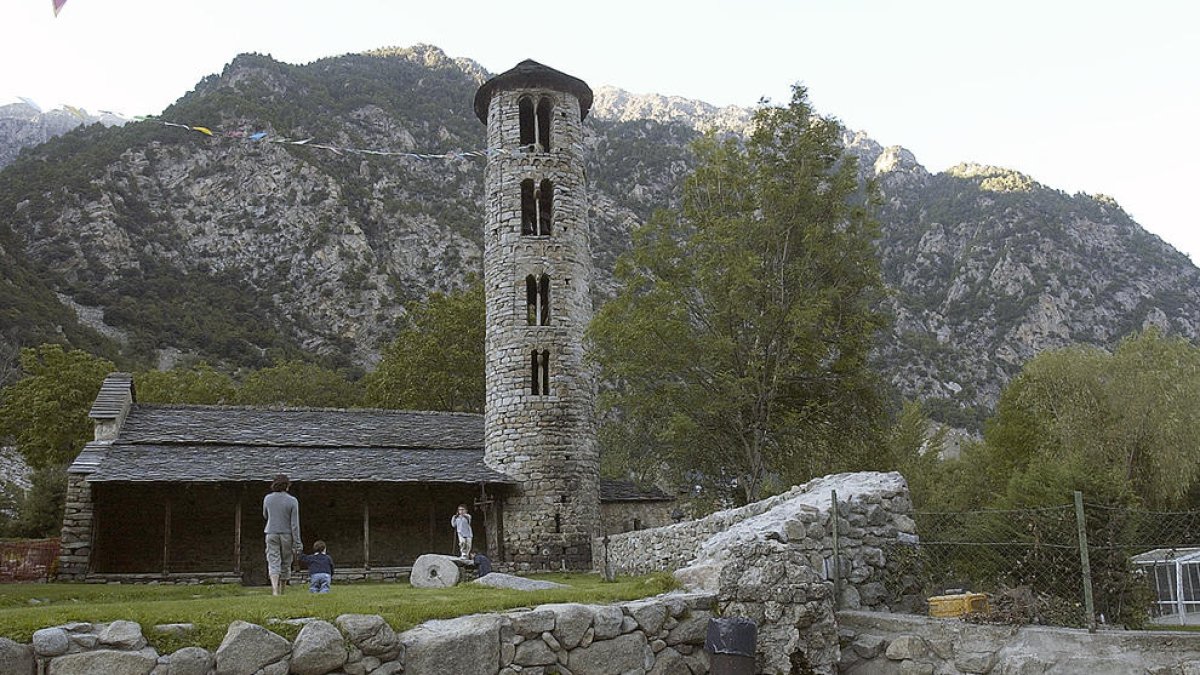 Exterior de l'església de Santa Coloma.