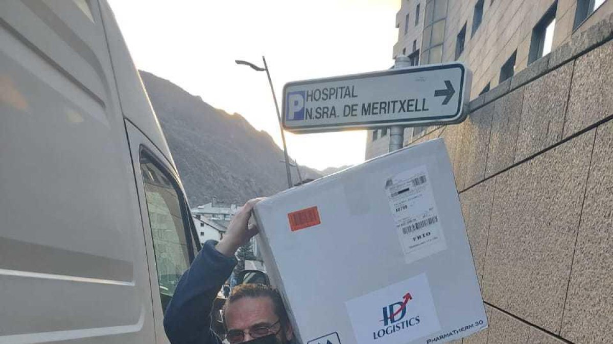Arribada de les vacunes a l'hospital