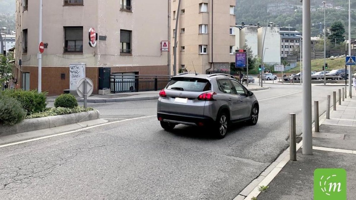 Un vehicle a l'avinguda Fiter i Rossell.