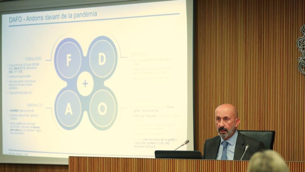 El ministre Benazet durant la comissió de Salut