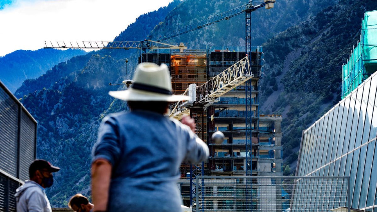 Al fons, un edifici en construcció.