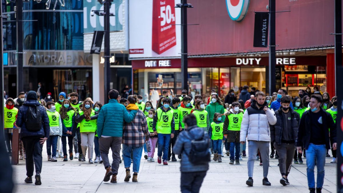 Un grup de nois caminant per l'avinguda Meritxell.