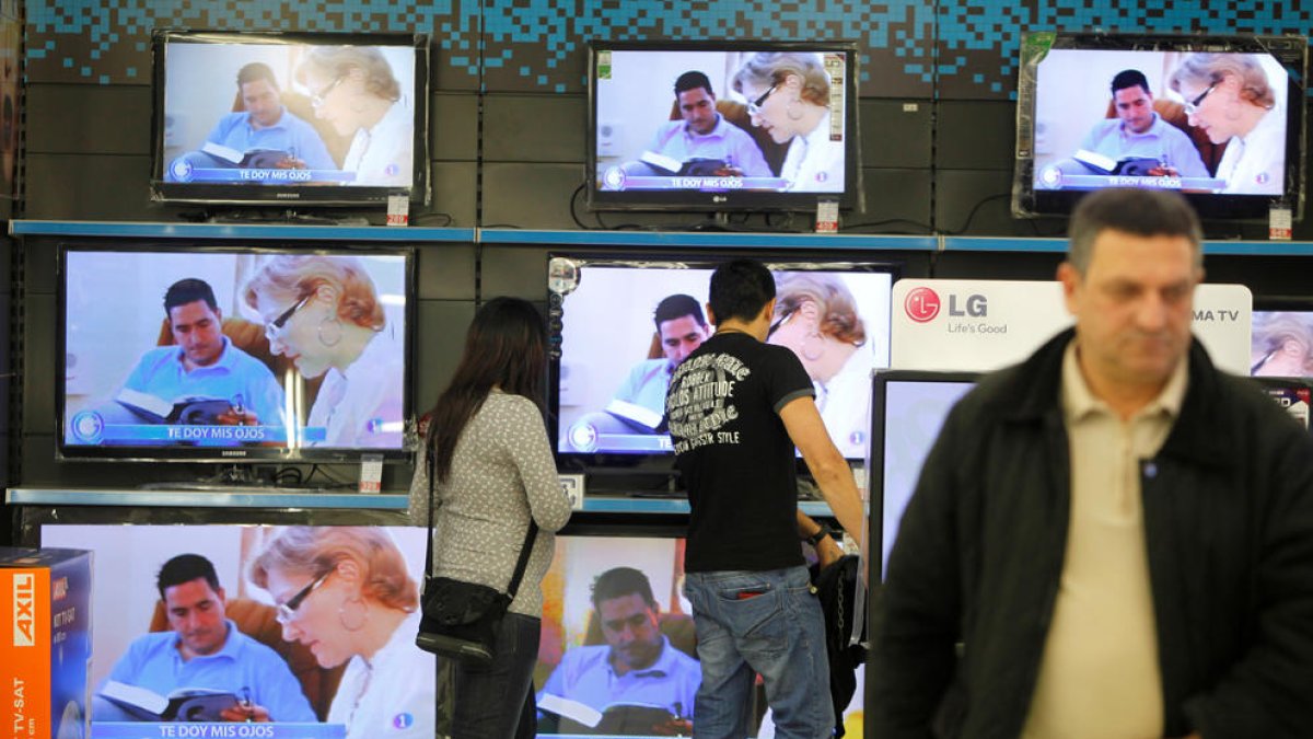 L'aparador d'un comerç de televisors.