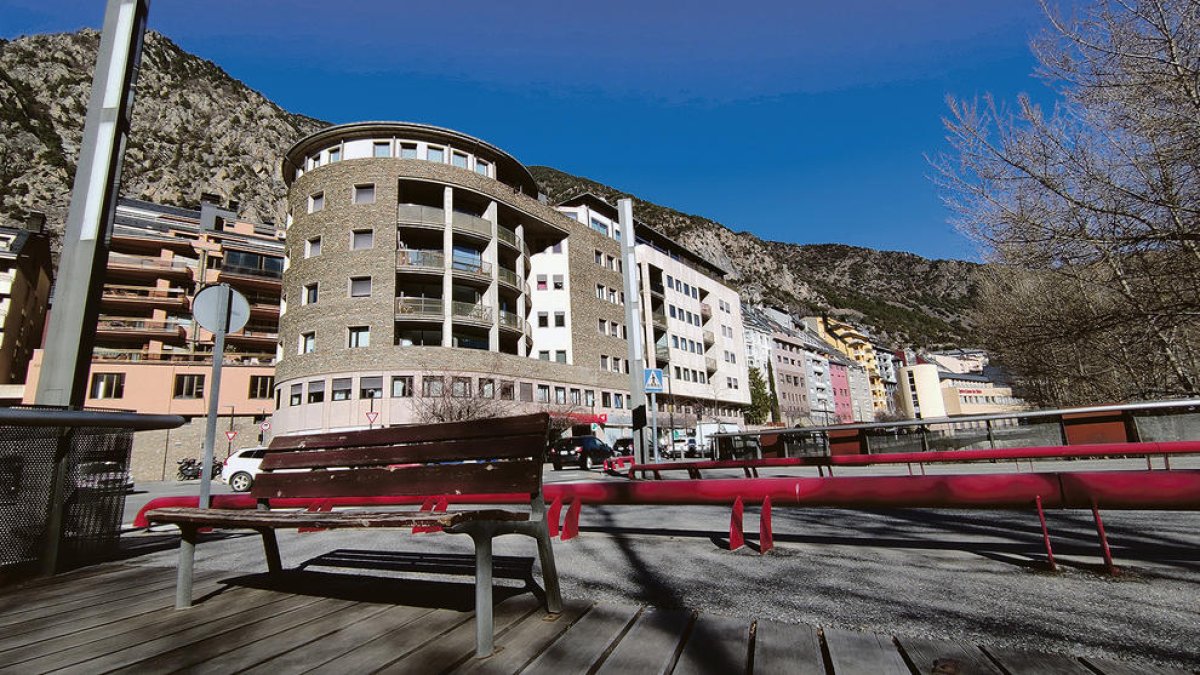 La zona d'Andorra la Vella on van tenir lloc els robatoris.A la foto petita, fil de silicona en una porta.