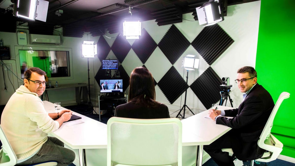 A l'esquerra, Lluís Ferreira, i a la dreta, Carles Casadevall, asseguts al plató de Diari TV.