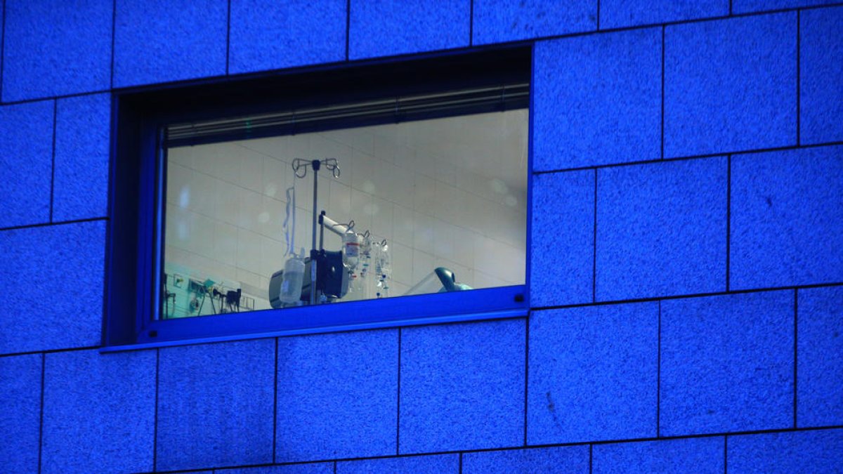 Una finestra de la unitat de cures intensives de l'hospital.