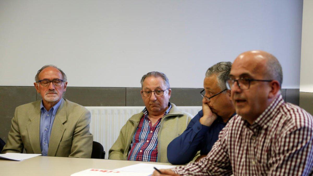 Lluís España, segon per l'esquerra, i Albert Ferré, a la dreta, en una reunió del 2017.
