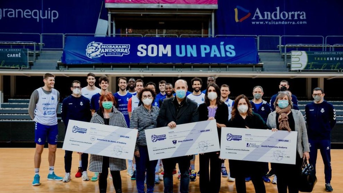 Lliurament dels xecs de la campanya Mai Por 25N