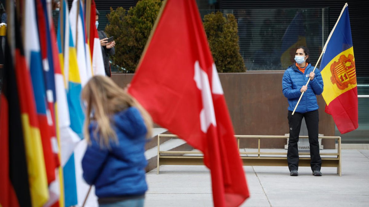 El moment previ de la col·locació de la bandera andorrana, ahir a la cerimònia inaugural.