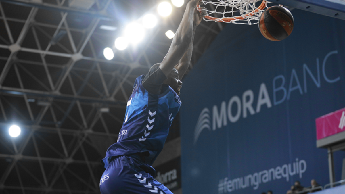 Moussa Diagne fa una esmaixada.