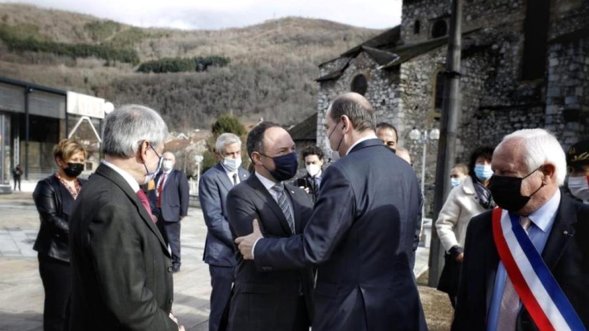 El cap de Govern, Xavier Espot, es saluda amb el primer ministre francès, Jean Castex.