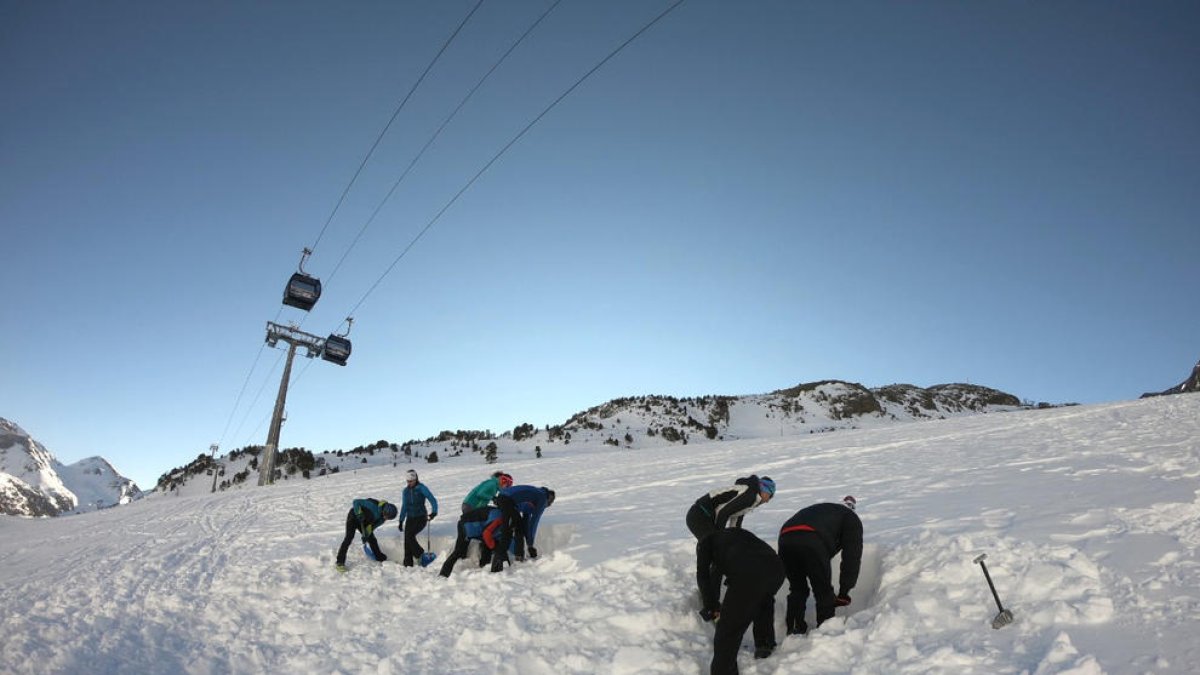 Els participants al curs durant una de les pràctiques a Arcalís.