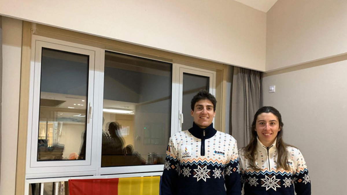 Irineu Esteve, que comença avui la seva participació, i Carola Vila, a la vila olímpica.