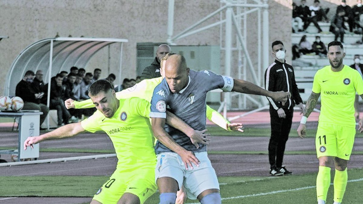 Una acció del partit d'ahir entre el San Fernando CD i l'FC Andorra.