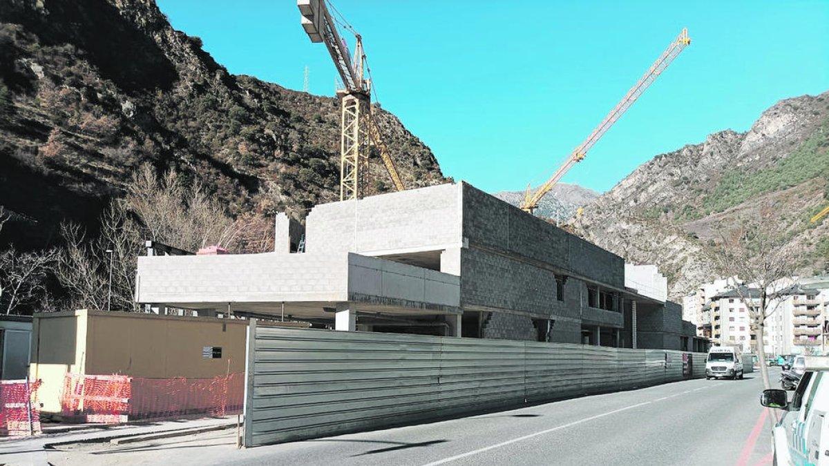 L'edifici en construcció a l'avinguda Rocafort.