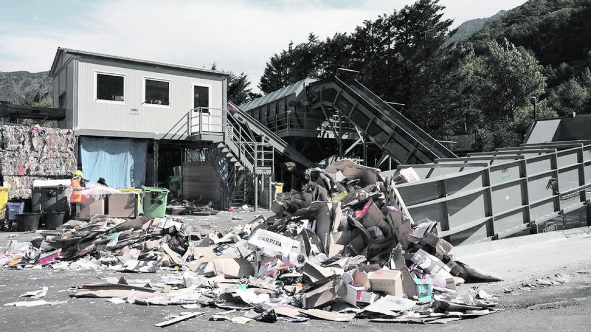 Planta de reciclatge de cartró.