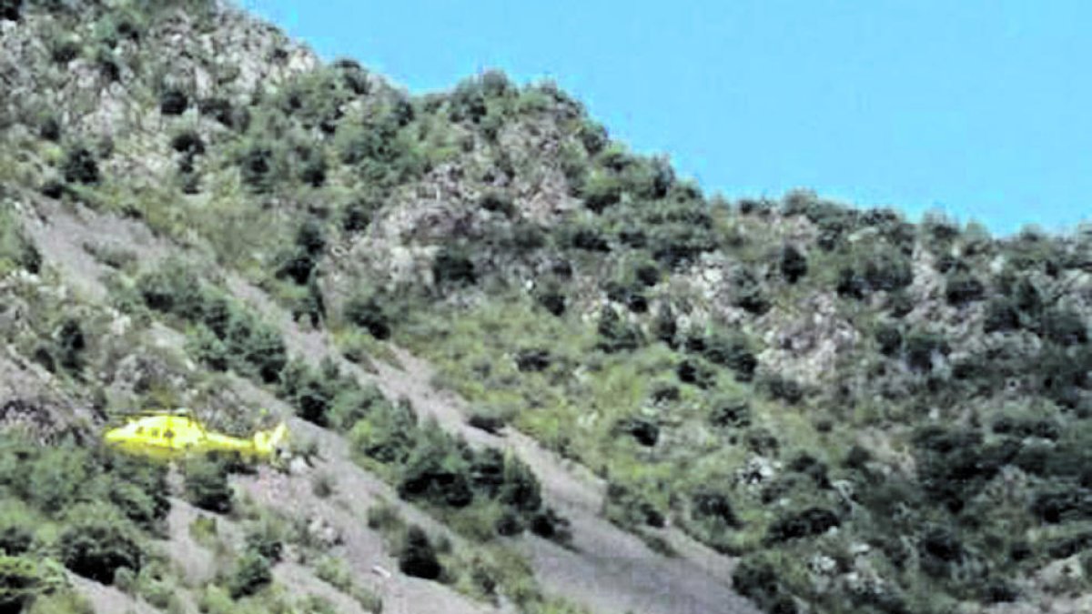 L'helicòpter enlairant-se.