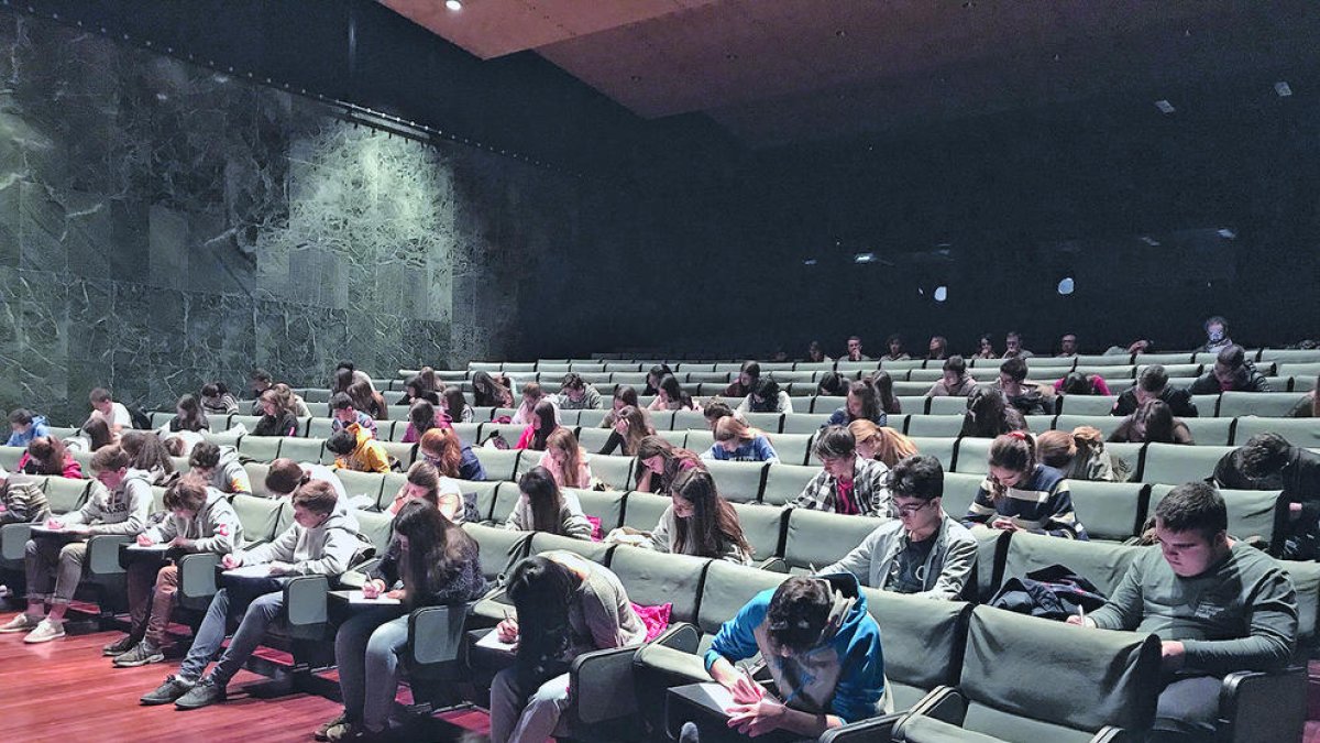 Els alumnes a la fase final del dictat a l'auditori Claror, en una edició anterior.