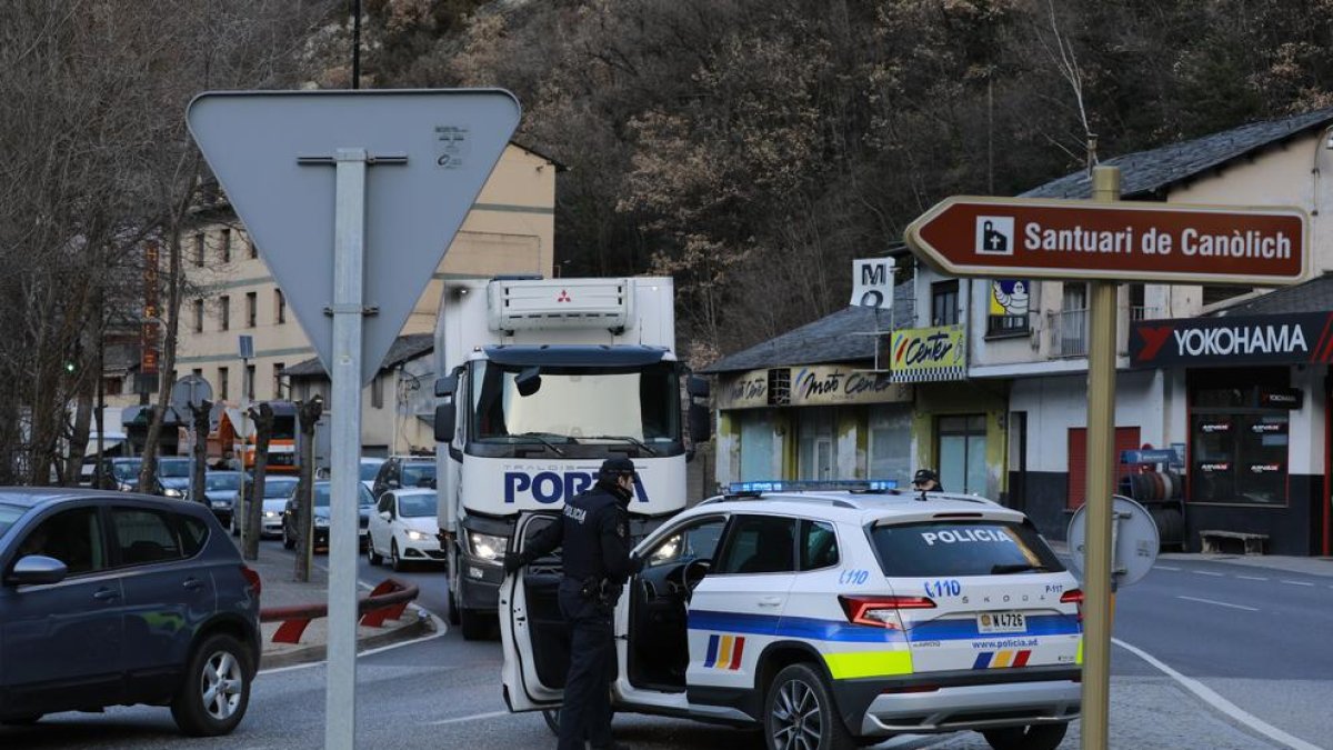 Agents al punt de control de la rotonda d'Aixovall