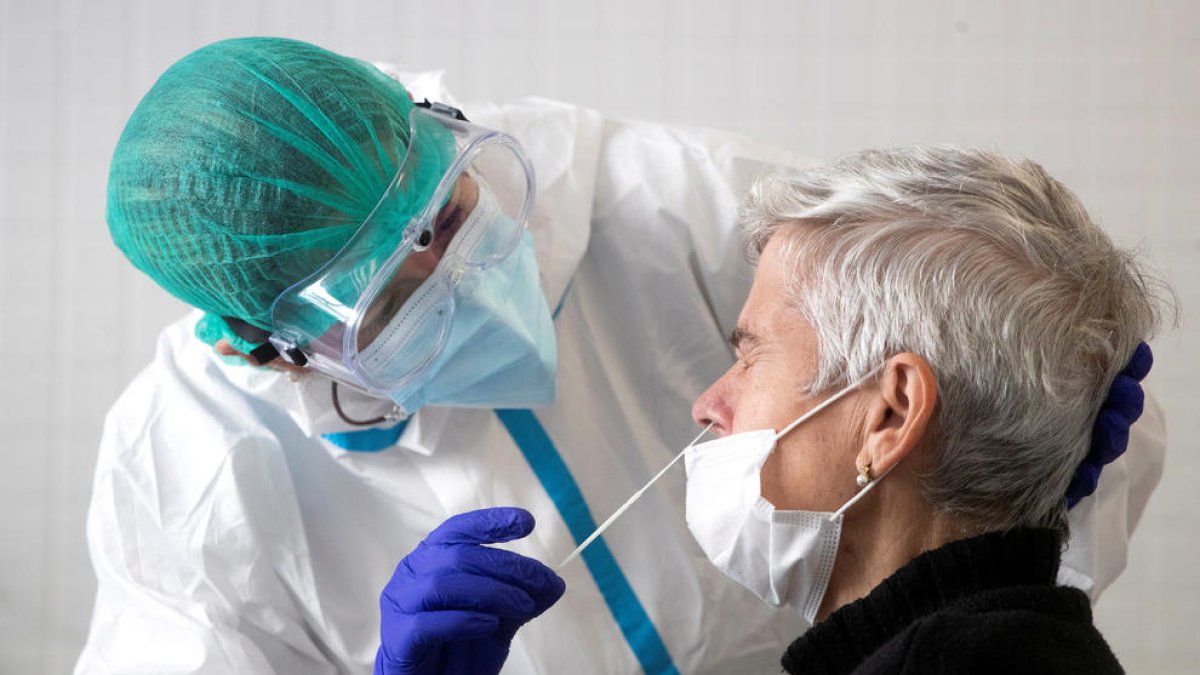 Una sanitària realitzant un test per detectar covid.