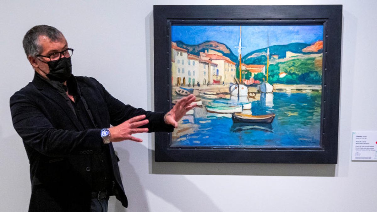 Guillermo Cervera, amb un dels quadres.