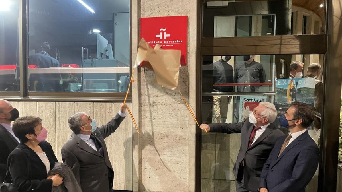 Àngel Ros i Juan Pedro de Basterrechea descobrint la placa de la delegació de l'Institut Cervantes.