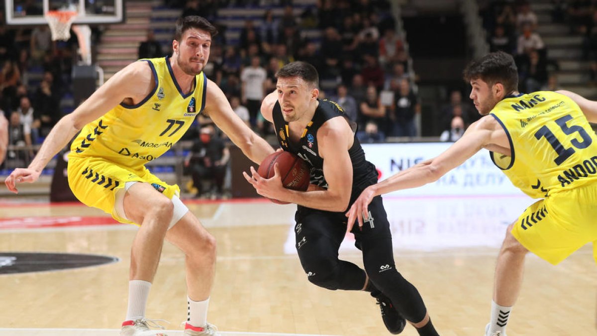 Aleksa Avramovic penetrant davant de Víctor Arteaga i Oriol Paulí.