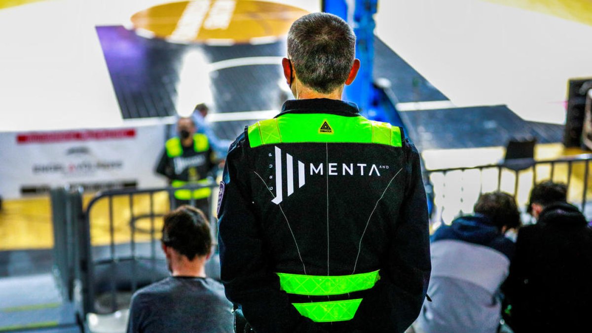 Vigilants de Grup Menta en un partit de bàsquet.