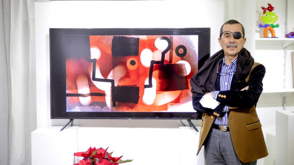 Duvan López, amb un dels quadres digitals.