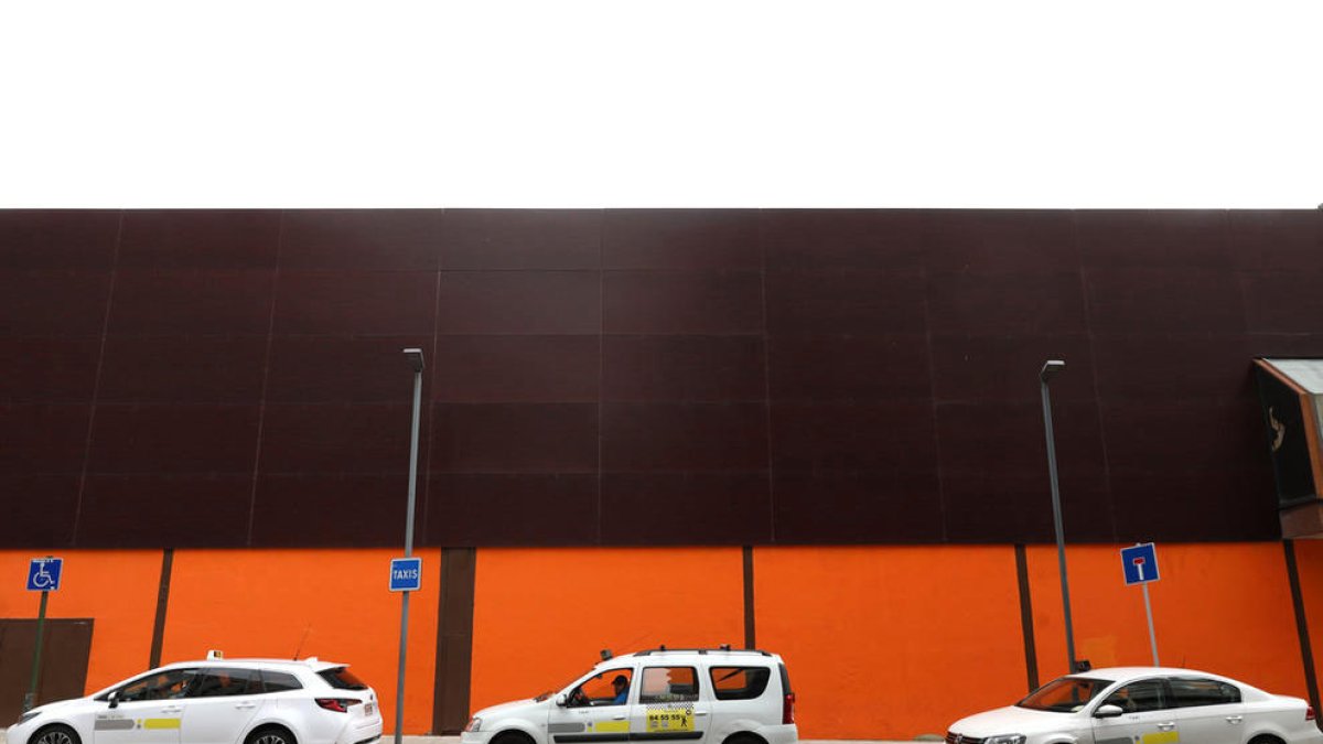 Dos taxis en una parada d'Andorra la Vella.