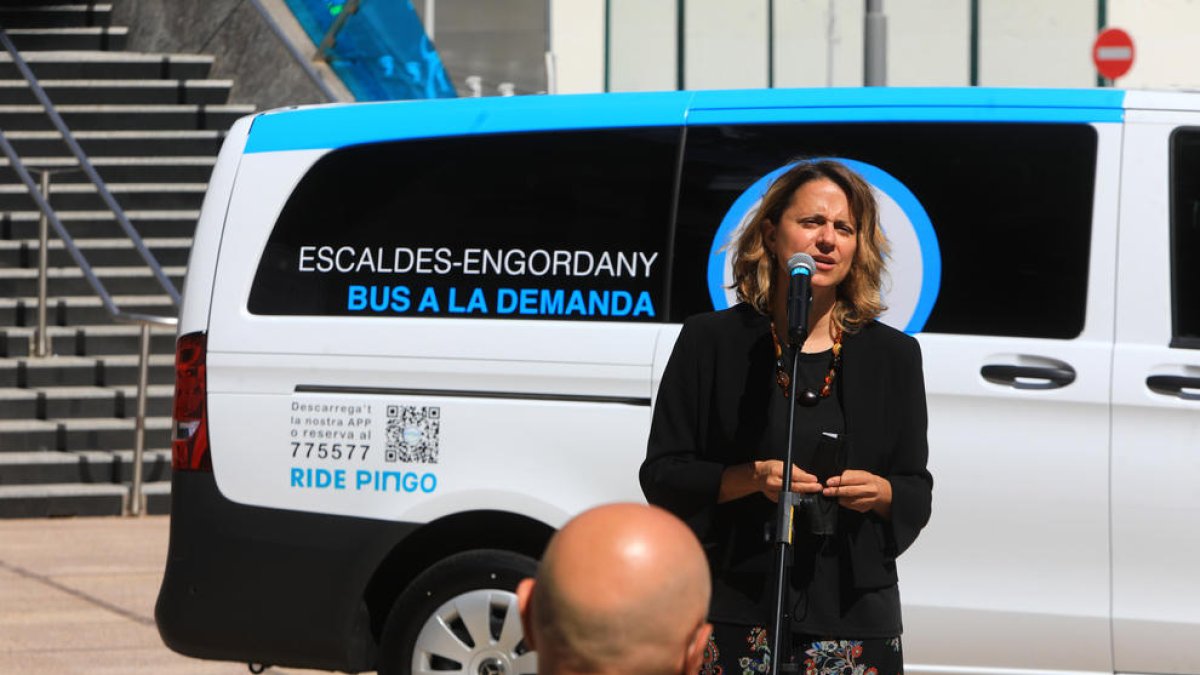 Un dels busos del servei a demanda.