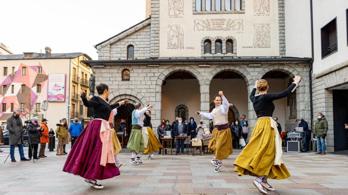 L'esbart Santa Anna va fer una actuació després de la subhasta.