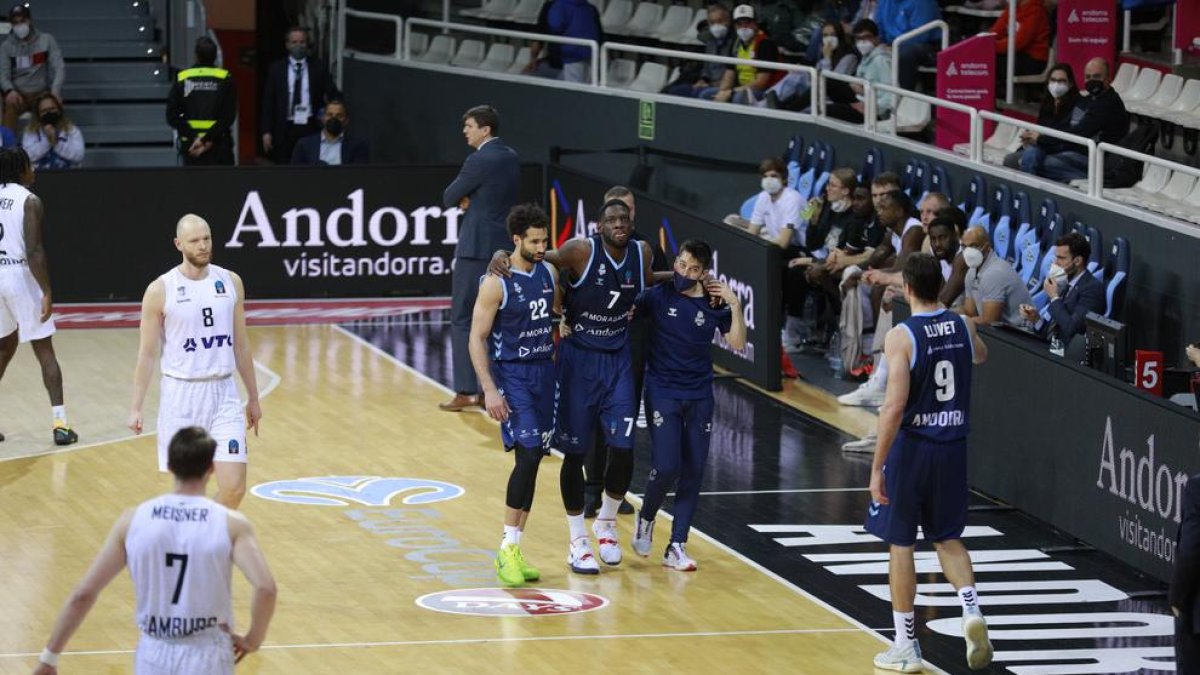 Tunde en el moment de retirar-se de la pista.