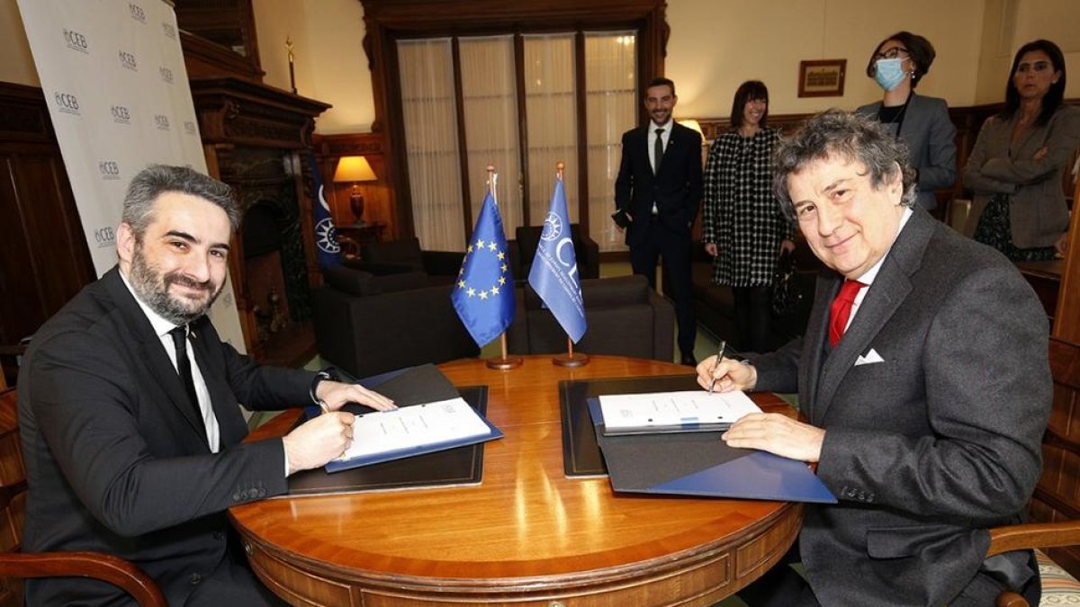 Signatura del préstec de 8 milions d'euros del banc.