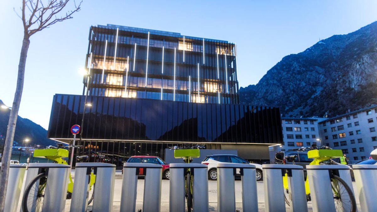 Bicicletes de Cicland davant la seu de la Justícia.