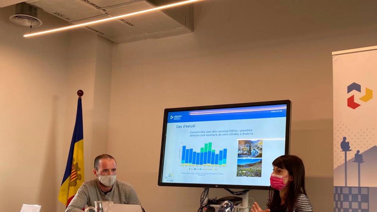 Els investigadors Oriol Travesset i Marta Domènech.