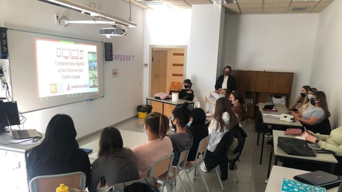 Activitat en un centre educatiu per la Setmana del bon ús d'Internet