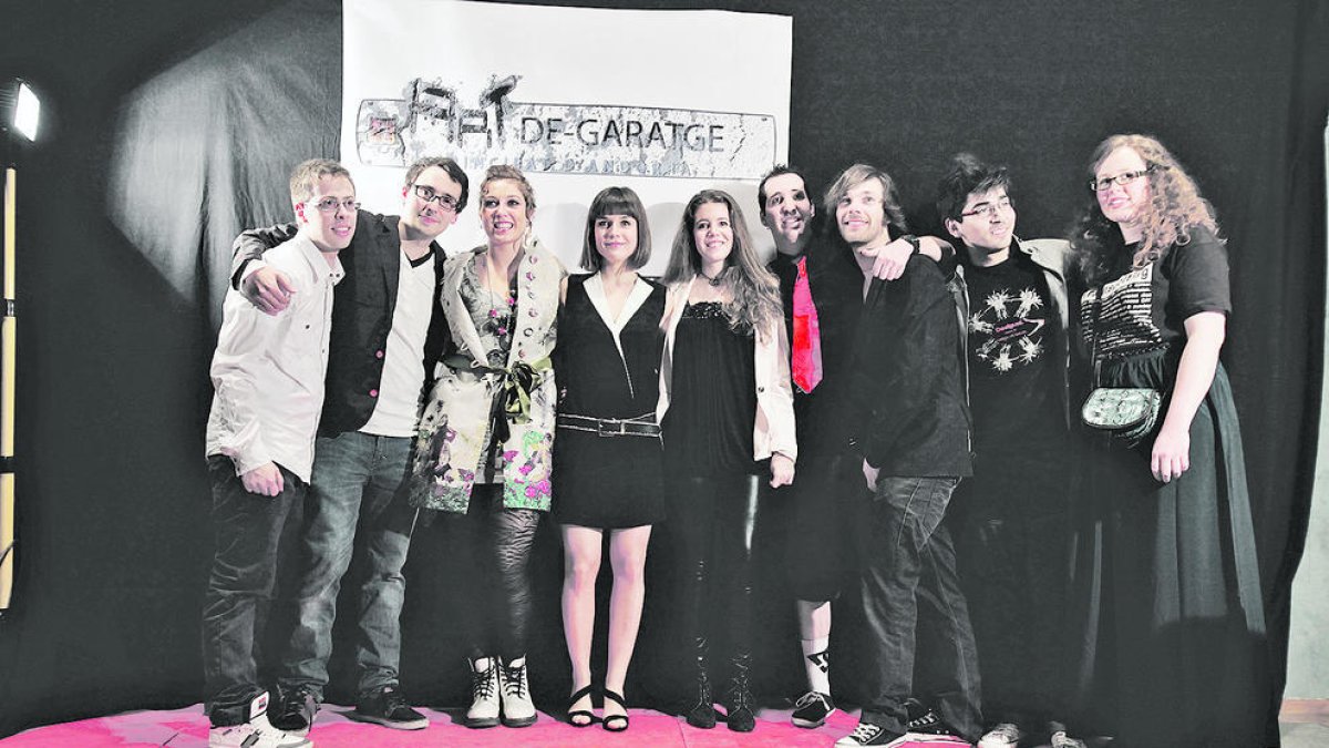 Nit d'estrena. Daniel Arellano (segon per la dreta) amb part de l'equip de la sèrie, al Comunal.