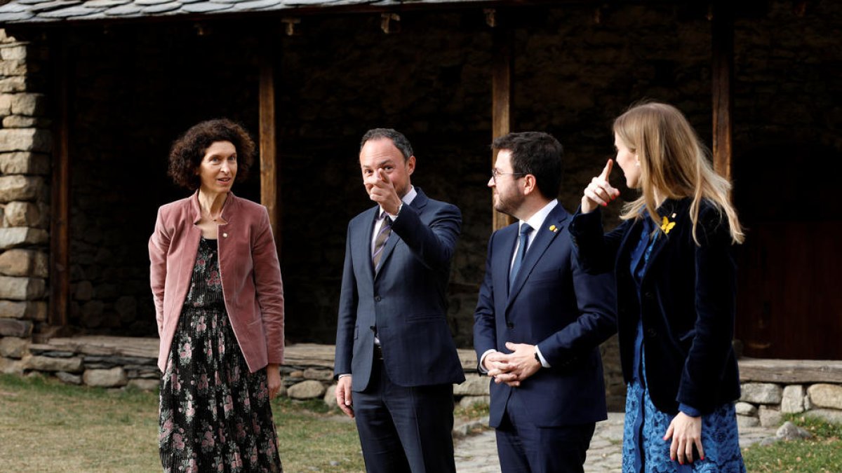 Maria Ubach, Xavier Espot, Pere Aragonès i Victòria Alsina, ahir a l'exterior de l'església de Santa Coloma.